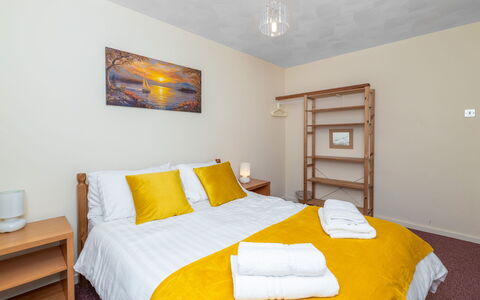 Nant Y Mynydd: Parete, Legna, Interior Design, Camera Da Letto, Letto, Pavimento, Lenzuolo, Mobilia, Pavimentazione, Bedding