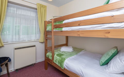 Nant Y Mynydd: Letto, Camera Da Letto, Interior Design, Legna, Pavimentazione, Mobilia, Lenzuolo, Bedding, Pavimento, Telaio Del Letto