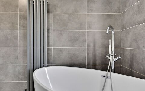 Seamill Beach House: Parete, Idraulico Fixture, Pavimentazione, Bagno, Pavimento, Interior Design, Piastrella, Idraulico, Rubinetto