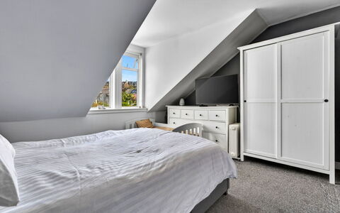 Seamill Beach House: Camera Da Letto, Letto, Pavimento, Pavimentazione, Soffitto, Bedding, Lenzuolo, Interior Design, Casa, Telaio Del Letto