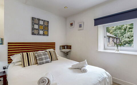 Old Barn at Ormidale House: Mobilia, Parete, Interior Design, Letto, Camera Da Letto, Legna, Lenzuolo, Pavimento, Casa, Bedding