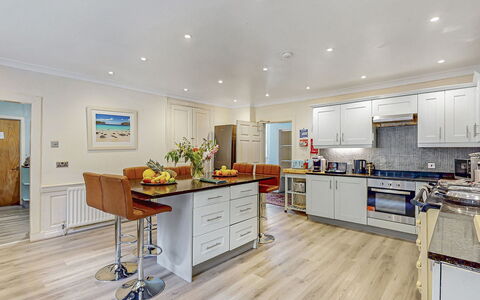 Ormidale House: Mobilia, Interior Design, Pavimentazione, Pavimento, Legna, Soffitto, Cucina, Cabinetry, Illuminazione, Controsoffitto