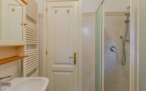La Finestra sul Lago: Parete, Pavimentazione, Legna, Pavimento, Idraulico Fixture, Interior Design, Porta, Bagno, Camera, Idraulico