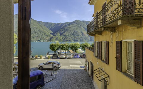 La Finestra sul Lago: Catena Montuosa, Balcone, Resort Citta '