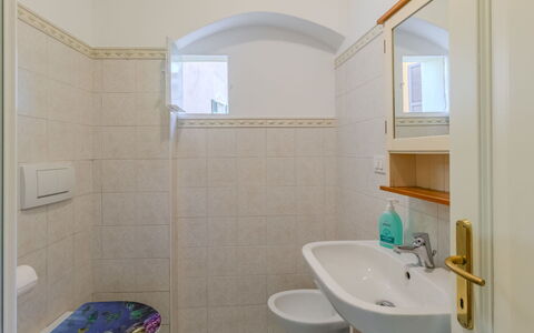 La Finestra sul Lago: Pavimentazione, Interior Design, Pavimento, Soffitto, Idraulico Fixture, Bagno, Camera, Lavandino Del Bagno, Rubinetto, Idraulico
