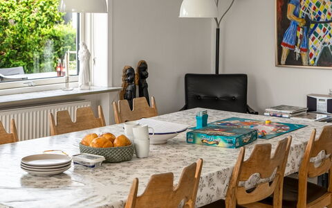 Soleil - 1.5Km from the Sea: Mobilia, Interior Design, Pavimentazione, Tavolo, Legna, Cucina & Sala Da Pranzo Tavolo, Sedia, Pavimento, Sala Da Pranzo, Illuminazione
