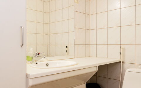 Koli Country Club B 5: Lavandino Del Bagno, Idraulico Fixture, Parete, Bagno, Pavimentazione, Lavello, Pavimento, Interior Design, Rubinetto, Idraulico