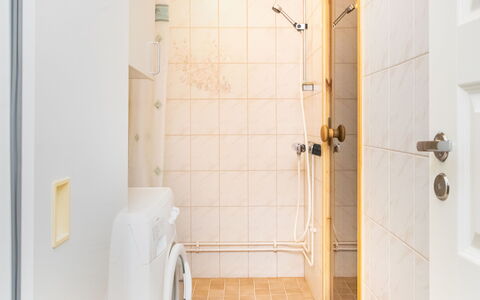 Koli Country Club B 6: Pavimentazione, Parete, Pavimento, Idraulico Fixture, Bagno, Interior Design, Idraulico, Doccia, Camera, Piastrella