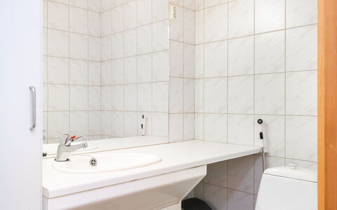 Koli Country Club B 6: Idraulico Fixture, Lavandino Del Bagno, Parete, Pavimentazione, Bagno, Lavello, Pavimento, Interior Design, Rubinetto, Idraulico