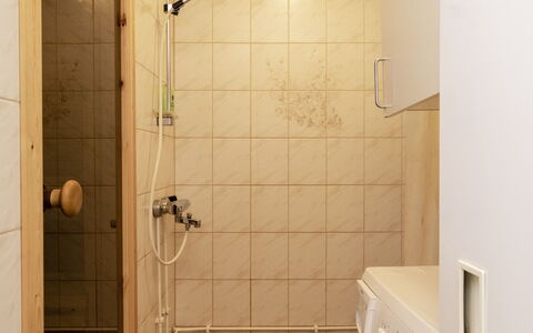 Koli Country Club B 7: Bagno, Idraulico Fixture, Parete, Pavimentazione, Pavimento, Interior Design, Soffione Doccia, Rubinetto, Doccia, Idraulico