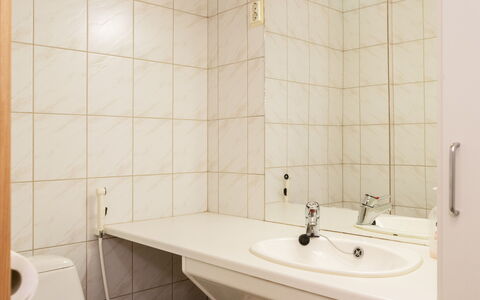 Koli Country Club B 7: Lavandino Del Bagno, Idraulico Fixture, Parete, Pavimentazione, Lavello, Pavimento, Bagno, Interior Design, Rubinetto, Idraulico