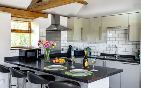 The Cottages Collection at Rusty Lane Farm: Mobilia, Cucina, Interior Design, Controsoffitto, Pavimentazione, Elettrodomestico Da Cucina, Cabinetry, Lampada, Apparecchio Major, Legna