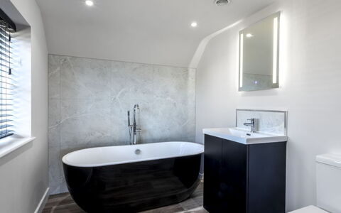 The Cottages Collection at Rusty Lane Farm: Parete, Idraulico Fixture, Vasca Da Bagno, Pavimentazione, Interior Design, Bagno, Pavimento, Casa, Illuminazione, Rubinetto