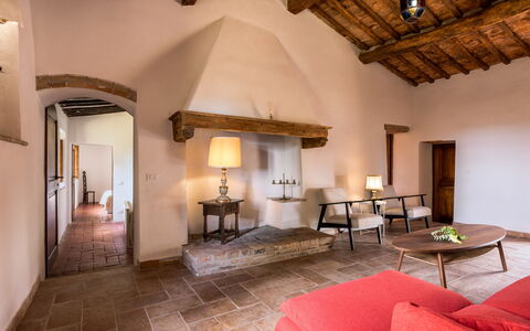 Casa Amelia, Pool, Casole Elsa, Monti: Parete, Mobilia, Pavimentazione, Interior Design, Soffitto, Pavimento, Casa, Sedia, Camera, Soggiorno
