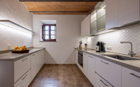 Casa Amelia, Pool, Casole Elsa, Monti: Cucina, Controsoffitto, Pavimentazione, Interior Design, Elettrodomestico Da Cucina, Legna, Lavandino Della Cucina, Cabinetry, Soffitto, Casa