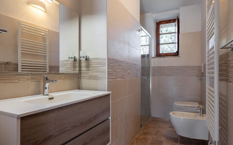 Casa Amelia, Pool, Casole Elsa, Monti: Pavimentazione, Idraulico Fixture, Bagno, Pavimento, Interior Design, Lavello, Lavandino Del Bagno, Rubinetto, Mobiletto Del Bagno, Idraulico