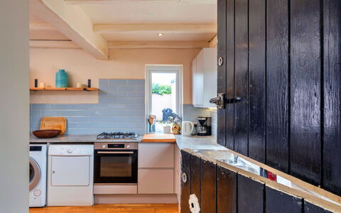 The Breakers: Pavimentazione, Cucina, Legna, Controsoffitto, Cabinetry, Pavimento, Elettrodomestico Da Cucina, Interior Design, Mobilia, Apparecchio Major