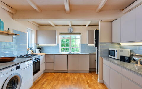 The Breakers: Cucina, Pavimentazione, Controsoffitto, Interior Design, Legna, Apparecchio Major, Pavimento, Cabinetry, Elettrodomestico Da Cucina, Soffitto