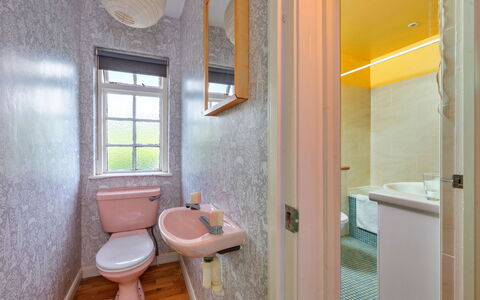 The Breakers: Parete, Bagno, Idraulico Fixture, Pavimentazione, Pavimento, Interior Design, Idraulico, Gabinetto, Piastrella, Camera