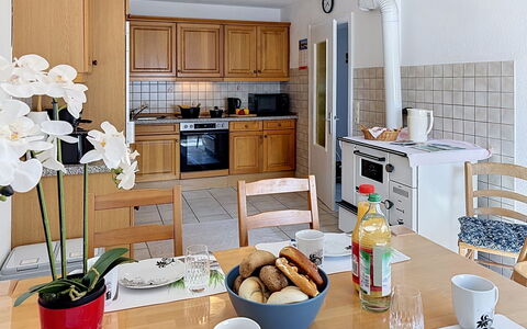 Albert: Mobilia, Cucina, Pavimentazione, Interior Design, Controsoffitto, Elettrodomestico Da Cucina, Cabinetry, Legna, Apparecchio Major, Pavimento