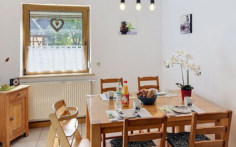 Albert: Mobilia, Interior Design, Pavimentazione, Legna, Tavolo, Sala Da Pranzo, Sedia, Cucina & Sala Da Pranzo Tavolo, Pavimento, Camera