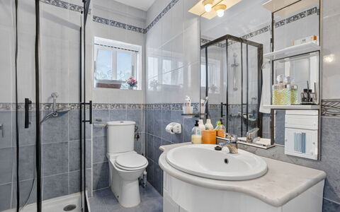 Goya - Mar de Cristal: Bagno, Idraulico Fixture, Lavello, Interior Design, Gabinetto, Lavandino Del Bagno, Rubinetto, Toilet Seat, Pavimentazione, Idraulico