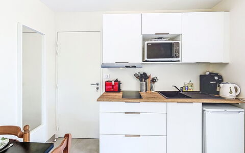 Beg en Aud: Mobilia, Cucina, Controsoffitto, Cabinetry, Interior Design, Pavimentazione, Elettrodomestico Da Cucina, Legna, Pavimento, Apparecchio Major