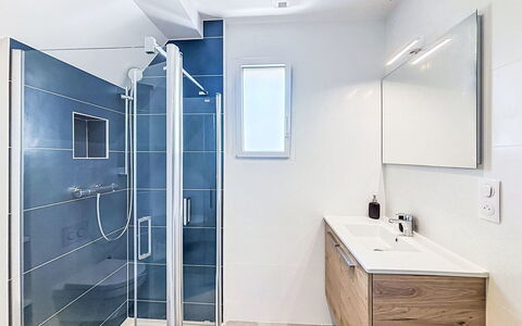 Beg en Aud: Pavimentazione, Pavimento, Idraulico Fixture, Bagno, Interior Design, Mobiletto Del Bagno, Idraulico, Rubinetto, Specchio, Lavello
