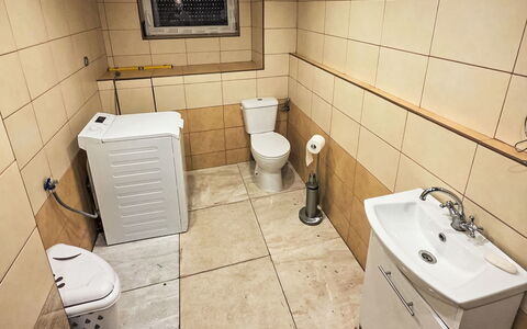 Oaza Spokoju: Toilet Seat, Pavimentazione, Idraulico Fixture, Pavimento, Bagno, Gabinetto, Idraulico, Lavello, Interior Design, Piastrella
