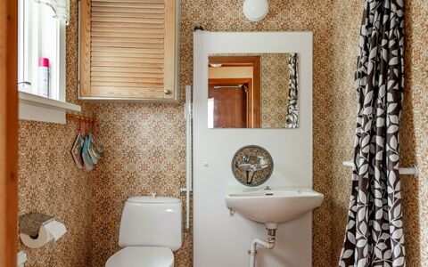 Lantdrömmen: Toilet Seat, Bagno, Gabinetto, Idraulico Fixture, Lavandino Del Bagno, Interior Design, Lavello, Pavimentazione, Pavimento, Idraulico
