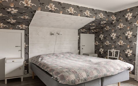 Lantdrömmen: Camera Da Letto, Letto, Mobilia, Lenzuolo, Bedding, Interior Design, Pavimentazione, Legna, Pavimento, Biancheria