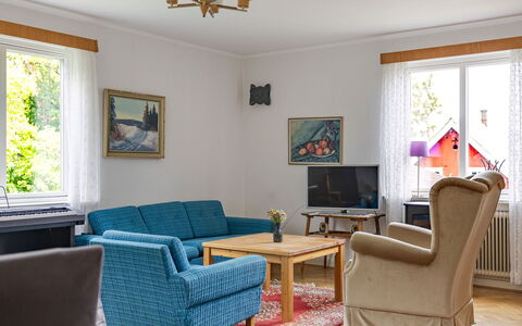 Lantdrömmen: Mobilia, Interior Design, Pavimentazione, Divano, Pavimento, Legna, Camera, Tavolo, Soggiorno, Soffitto