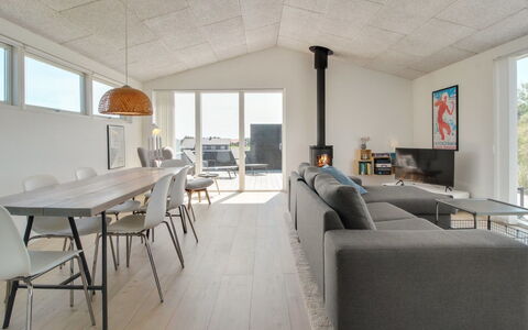 Fromer - 800M from the Sea: Pavimentazione, Legna, Soffitto, Pavimento, Mobilia, Interior Design, Pavimento In Legno, Cucina & Sala Da Pranzo Tavolo, Casa, Soggiorno