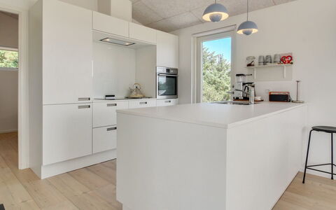 Fromer - 800M from the Sea: Cucina, Controsoffitto, Interior Design, Pavimentazione, Elettrodomestico Da Cucina, Pavimento, Mobilia, Cabinetry, Soffitto, Legna
