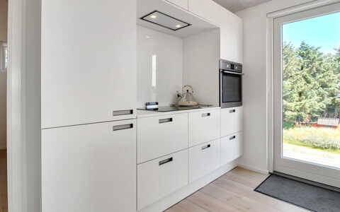 Fromer - 800M from the Sea: Cucina, Controsoffitto, Pavimentazione, Cabinetry, Interior Design, Elettrodomestico Da Cucina, Legna, Pavimento, Soffitto, Apparecchio Major