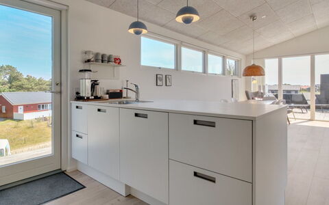 Fromer - 800M from the Sea: Legna, Cucina, Pavimentazione, Controsoffitto, Pavimento, Interior Design, Soffitto, Casa, Cabinetry, Lampada