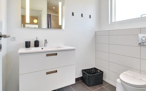 Fromer - 800M from the Sea: Pavimentazione, Pavimento, Idraulico Fixture, Interior Design, Mobiletto Del Bagno, Lavandino Del Bagno, Bagno, Lavello, Rubinetto, Idraulico