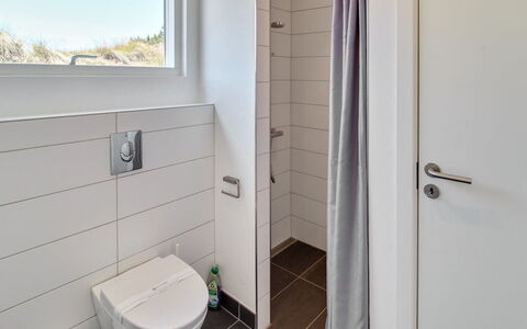 Fromer - 800M from the Sea: Parete, Pavimentazione, Idraulico Fixture, Bagno, Pavimento, Gabinetto, Interior Design, Toilet Seat, Idraulico, Rubinetto