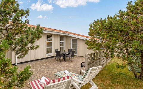 Jale - 300M from the Sea: Casa, Porta, Villetta, Estate, Cortile, Shade, Raccordo, Portico, Design, Color Legno
