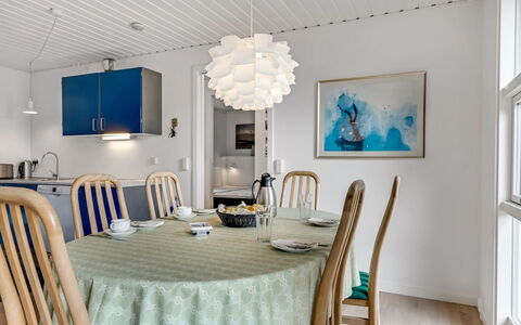 Jale - 300M from the Sea: Mobilia, Interior Design, Lampada, Soffitto, Pavimentazione, Legna, Sala Da Pranzo, Lampadario, Sedia, Pavimento