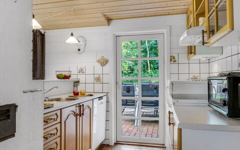 Söffren - 450M to the Fjord: Pavimentazione, Cucina, Legna, Interior Design, Controsoffitto, Pavimento, Cabinetry, Soffitto, Elettrodomestico Da Cucina, Mobilia