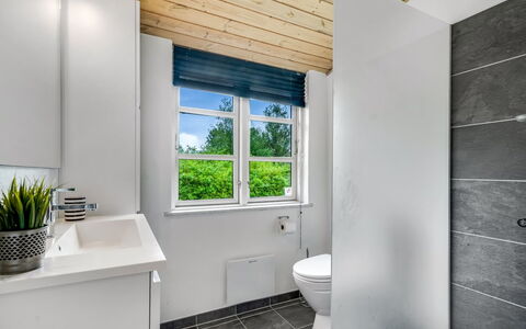 Söffren - 450M to the Fjord: Idraulico Fixture, Pavimentazione, Bagno, Pavimento, Interior Design, Idraulico, Rubinetto, Lavello, Gabinetto, Soffitto