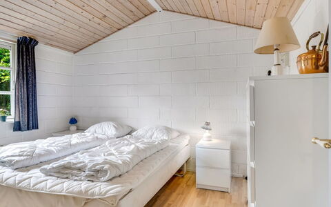 Söffren - 450M to the Fjord: Legna, Pavimentazione, Soffitto, Pavimento, Interior Design, Camera Da Letto, Letto, Camera, Bedding, Telaio Del Letto