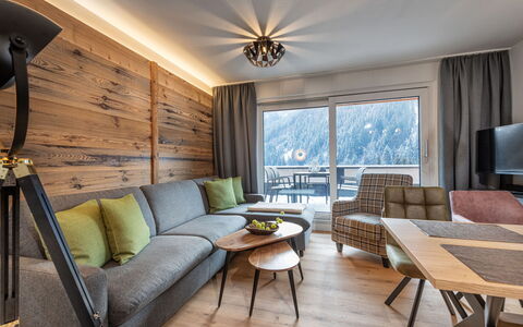Viehhofen 1: Interior Design, Soffitto, Soggiorno, Latifoglie, Pavimento In Legno, Color Legno, Sedia, Plank, Legname, Cucina & Sala Da Pranzo Tavolo