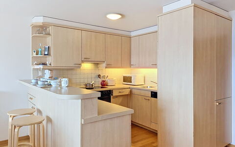 Résidence Mila N°2: Mobilia, Cabinetry, Controsoffitto, Cucina, Legna, Elettrodomestico Da Cucina, Interior Design, Pavimentazione, Pavimento, Credenza
