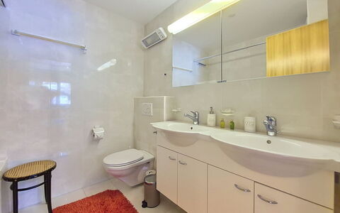 Résidence Mila N°2: Interior Design, Pavimentazione, Lavandino Del Bagno, Idraulico Fixture, Pavimento, Lavello, Bagno, Rubinetto, Soffitto, Mobiletto Del Bagno