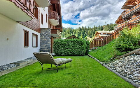 Résidence Mila N°2: Casa, Giardino, Prato, Estate, Landscaping, Cortile, Eco Hotel, Larice, Villa