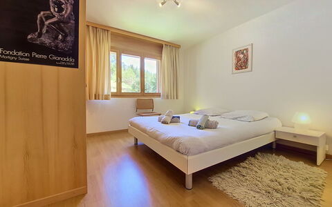 Résidence Mila N°2: Letto, Interior Design, Mobilia, Camera Da Letto, Pavimento, Lenzuolo, Pavimentazione, Bedding, Legna, Camera