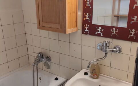Elizabeth: Lavandino Del Bagno, Idraulico Fixture, Bagno, Pavimentazione, Lavello, Pavimento, Rubinetto, Interior Design, Idraulico, Camera