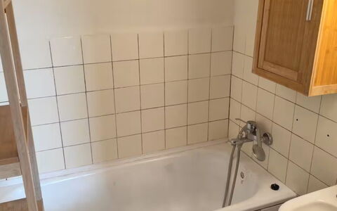 Elizabeth: Pavimentazione, Parete, Pavimento, Interior Design, Idraulico Fixture, Vasca Da Bagno, Idraulico, Camera, Piastrella, Bagno